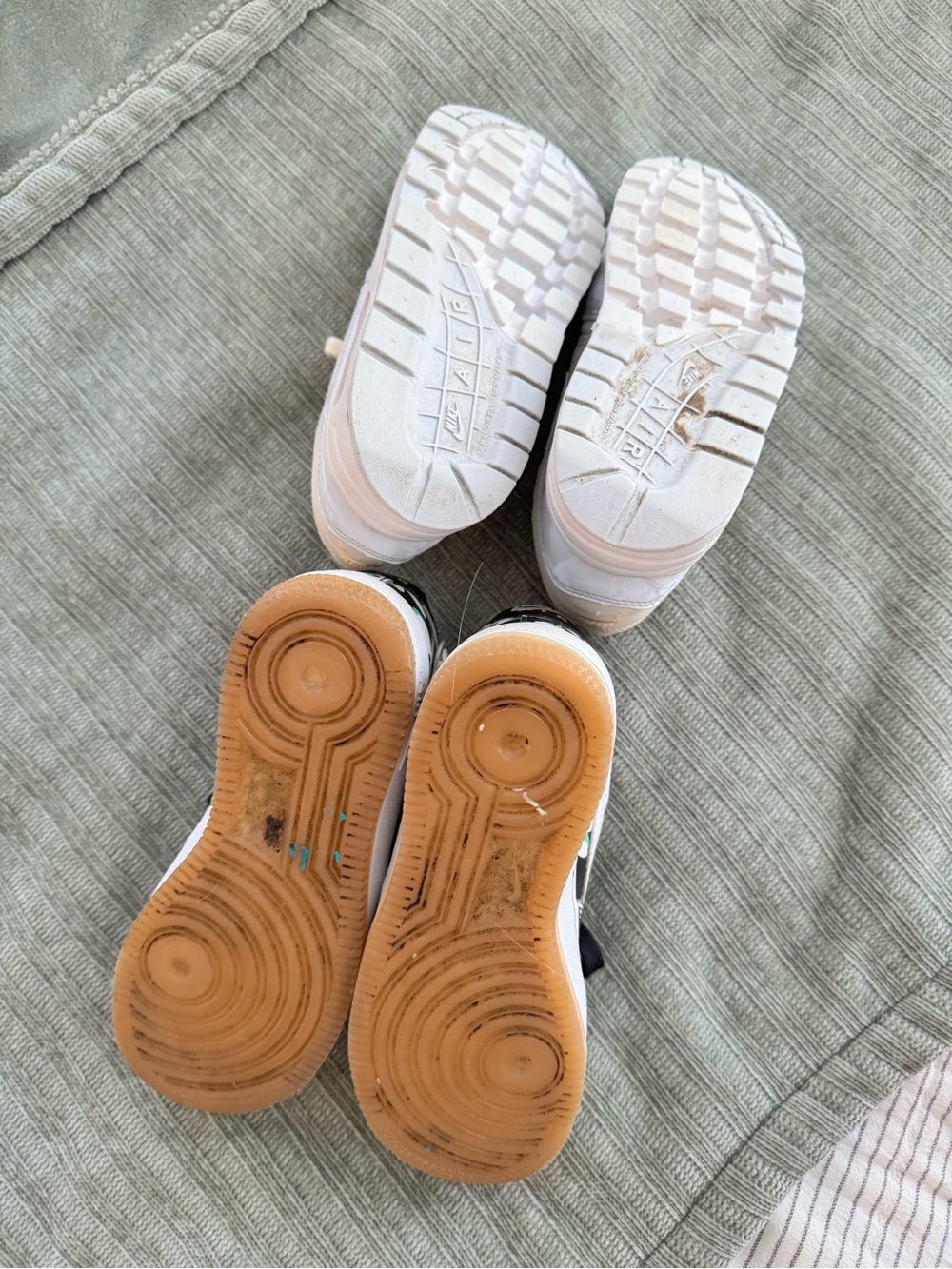 Bundle of 2 pairs girls’ Nike Air Max - Picture 3 of 12